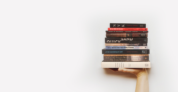 Passeio ao pôr do sol num passadiço à beira-mar